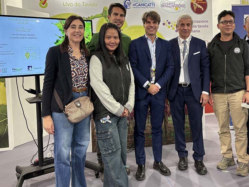 Da sinistra: Simona Rubbi (CSO ITALY Resp. Legislazione e certificazioni), l'ispettrice thailandese, Vito Claudio Nerini (Servizio Fitosanitario Regione Puglia), Massimiliano Del Core (Presidente CUT - Commissione Uva da Tavola), Giacomo Suglia (Vicepresidente Fruitimprese e Presidente APEO), l'ispettore thailandese